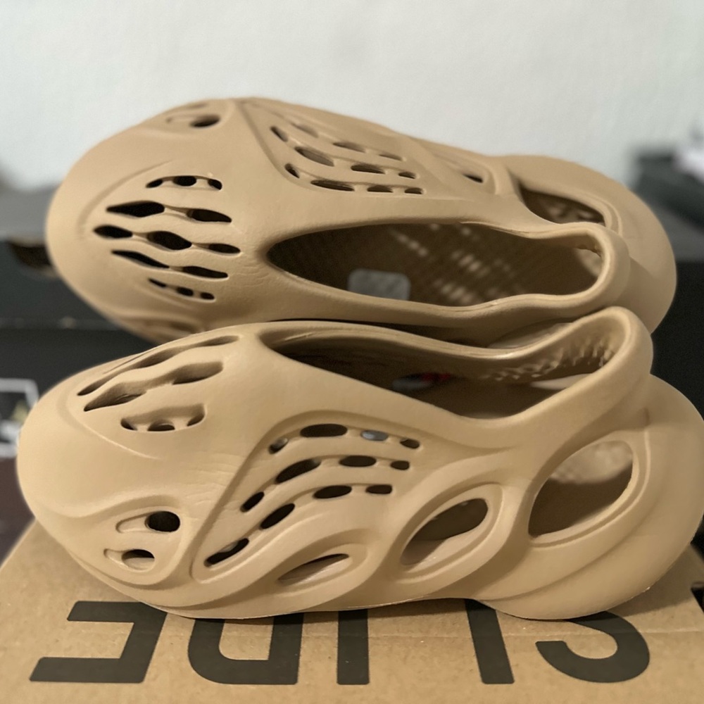 Yeezy Foam RNNR Stone Sage. Size : 5 Men / 6.5 Women - Picture 4 of 11